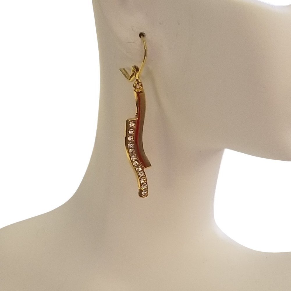 ❤️ NWT T Tahari Bar Crystal Pierced Earrings New with Tags